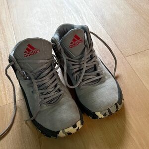 adidas Kids Gray High-Top Sneakers with Red Logo and Camo Toe